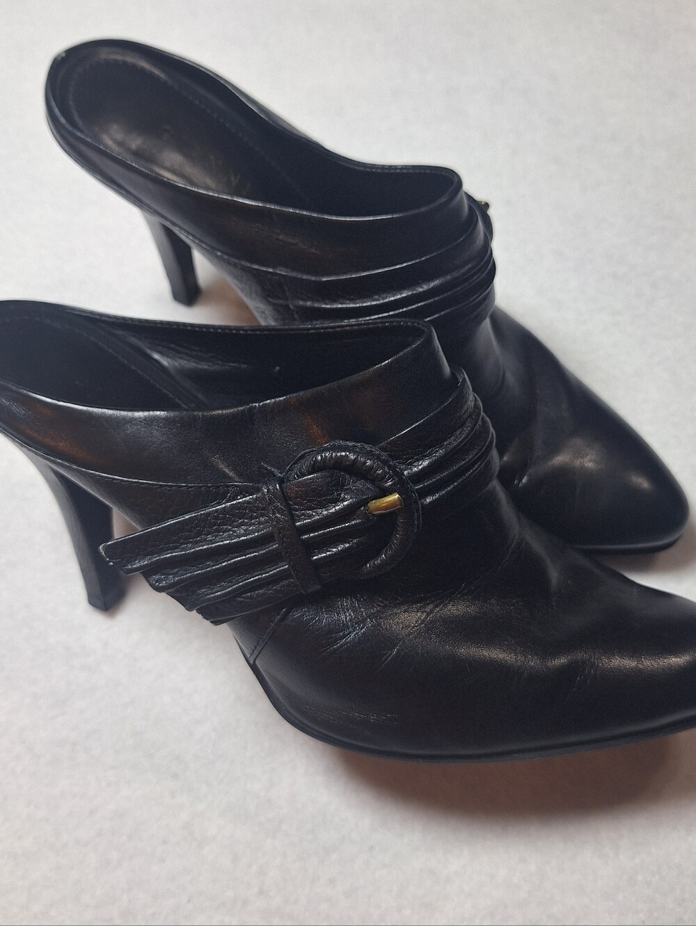 Gianni Bini Low heel Boots Womens Size 8 Black Leather Slip On Flaw Last Pic